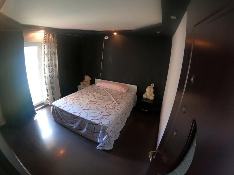 Doua camere decomandat, renovat, etaj 2/4, complet mobilat.
