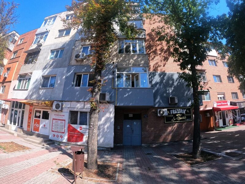 Doua camere decomandat, renovat, etaj 2/4, complet mobilat.