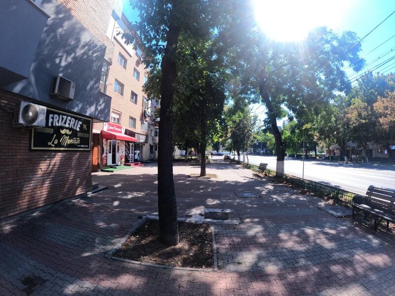 Doua camere decomandat, renovat, etaj 2/4, complet mobilat.