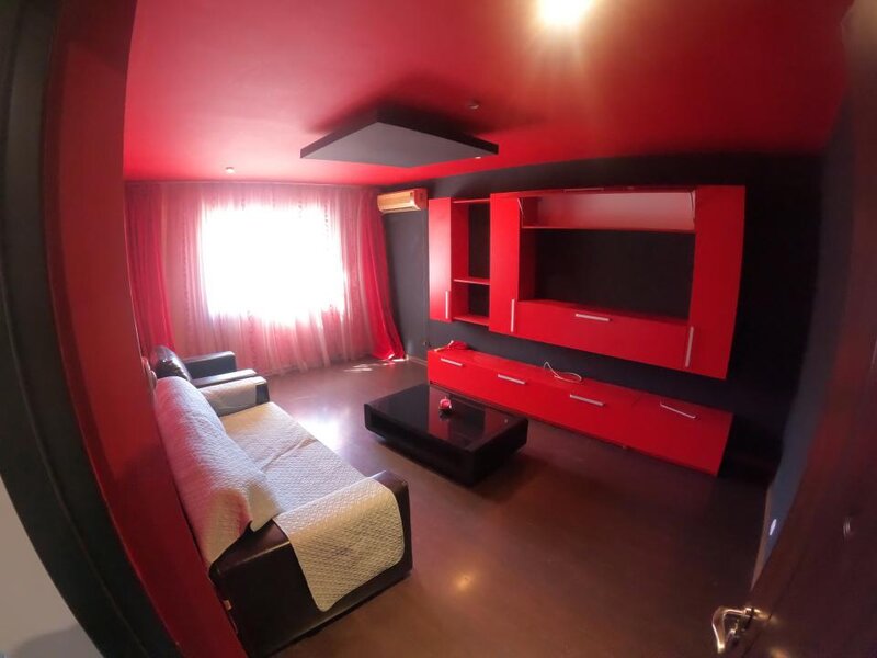Doua camere decomandat, renovat, etaj 2/4, complet mobilat.