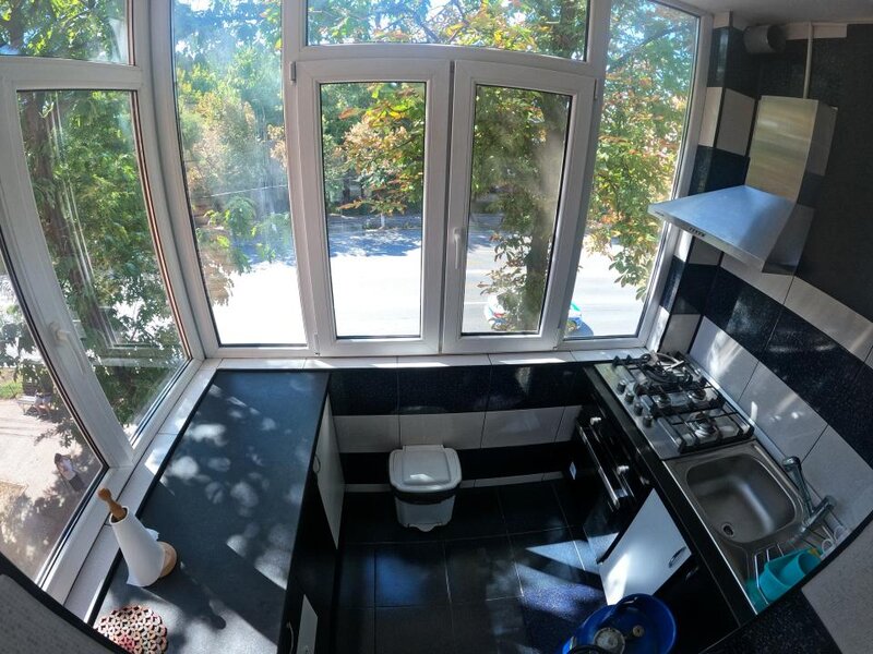 Doua camere decomandat, renovat, etaj 2/4, complet mobilat.