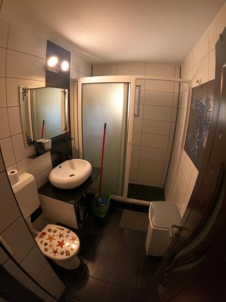 Doua camere decomandat, renovat, etaj 2/4, complet mobilat.